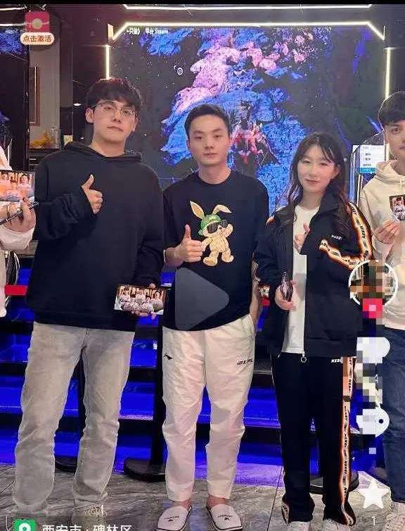 Các thành viên WBG đã chụp ảnh giao lưu cùng fan có mặt tại quán Cafe Internet này.