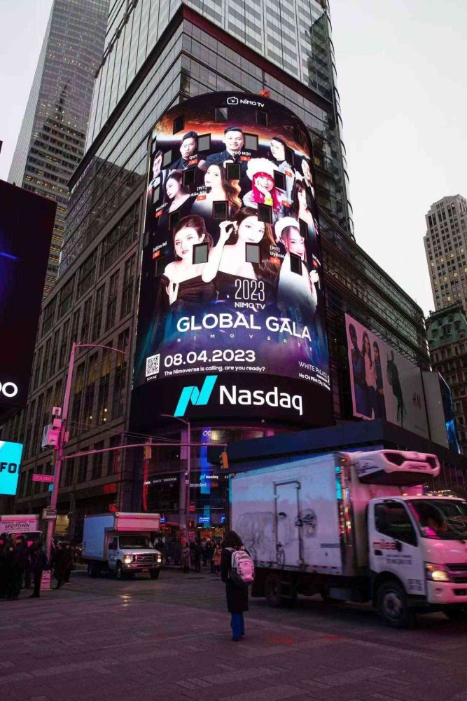 Hình ảnh Độ Mixi và nhiều streamer Việt Nam xuất hiện tại Quảng trường Thời Đại.