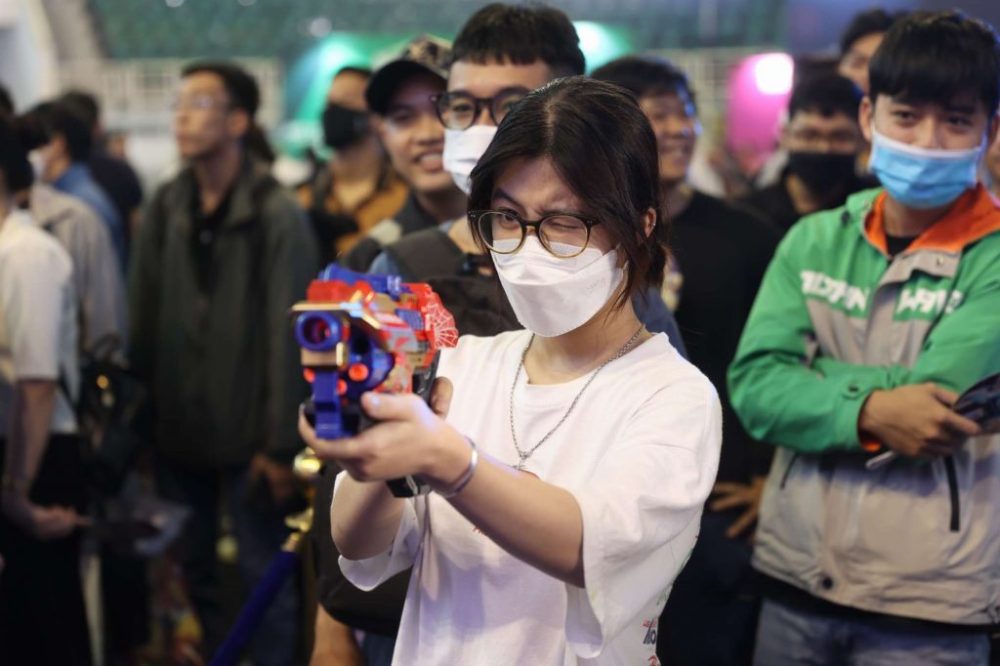 Nhiều trò chơi thú vị kèm quà tặng đang diễn ra ở đây