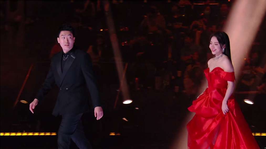 Cặp đôi xuất hiện cùng nhau trong lễ trao giải nhân dịp kỷ niệm 10 năm của LPL, ngay trước giờ thi đấu của trận chung kết tổng LPL Mùa Xuân 2023.