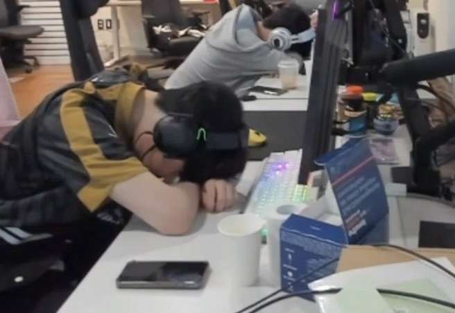 Hình ảnh Peanut và Chovy gục đầu xuống bàn được anh chàng GEN Peyz chia sẻ.