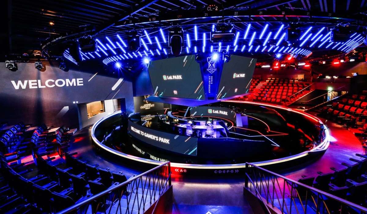 Dù là cựu tuyển thủ LMHT chuyên nghiệp nhưng danh tính cũng như giải đấu mà A từng thi đấu vẫn chưa được tiết lộ.