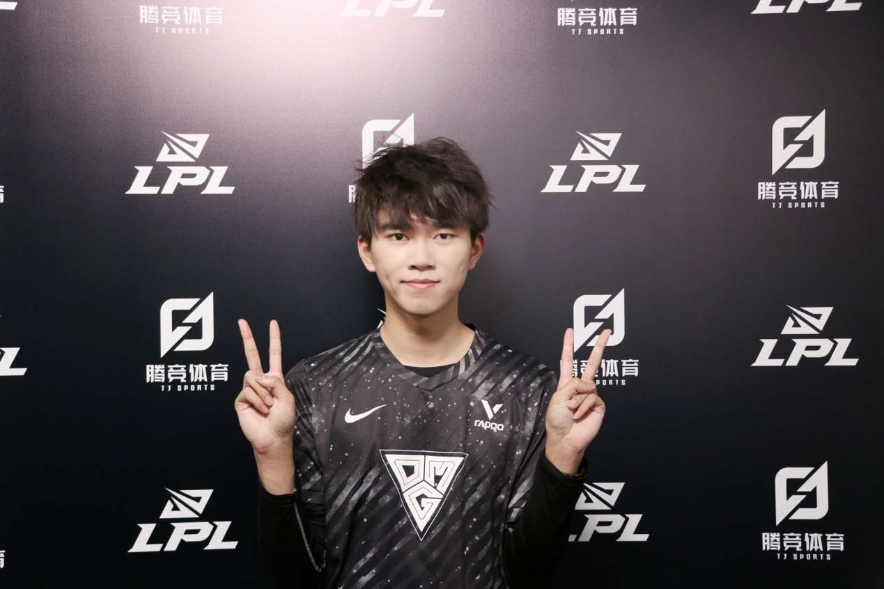 LMHT: Tuyển thủ LPL nghĩ ra cách ‘hack tầm nhìn’ tinh quái trong giải đấu omg aki 1681283811 36 1