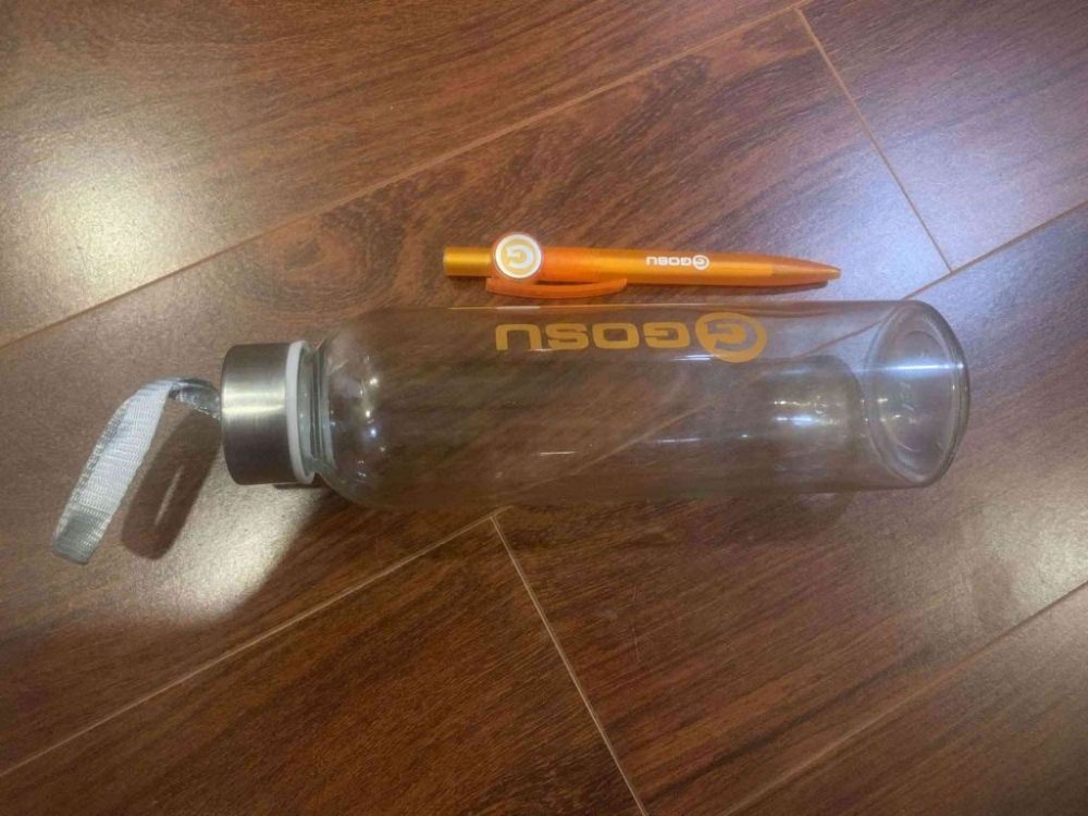 Món quà từ việc check-in tại quầy GOSU là bình đựng nước thủy tinh kèm 1 chiếc bút xinh xắn