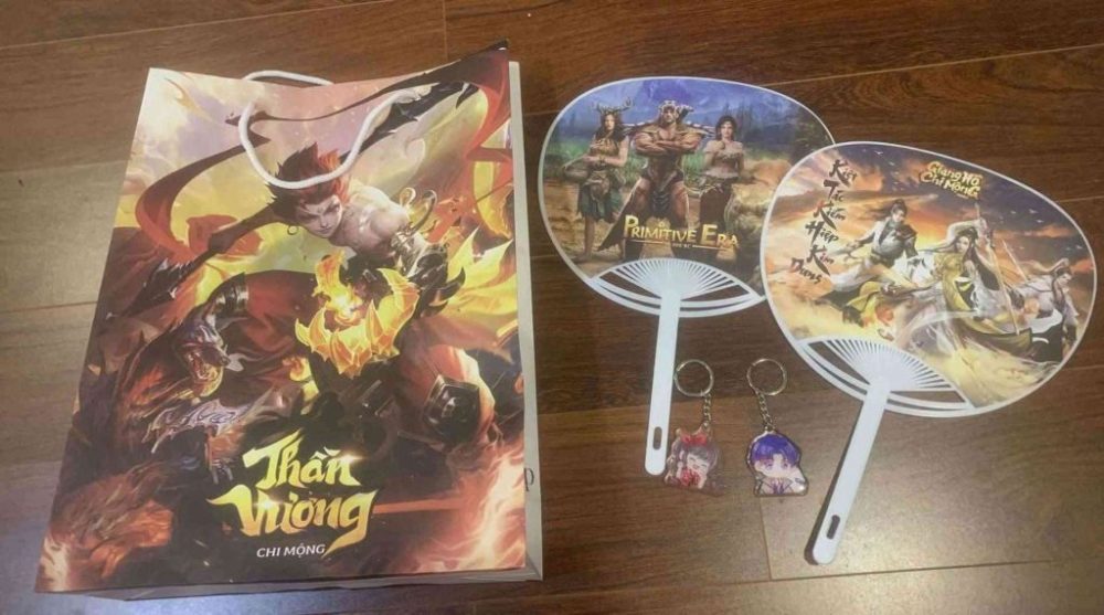 Funtap với set quà tặng là quạt cầm tay, móc khóa