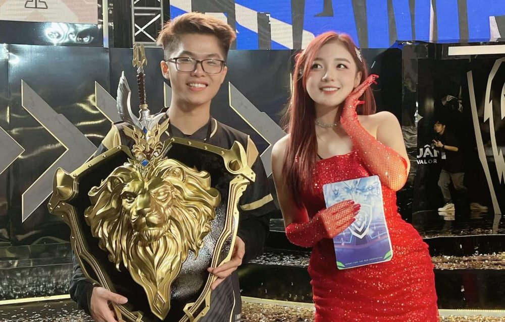 Bức ảnh nữ MC Phương Thảo chụp cùng nhà vô địch SGP Bângg.