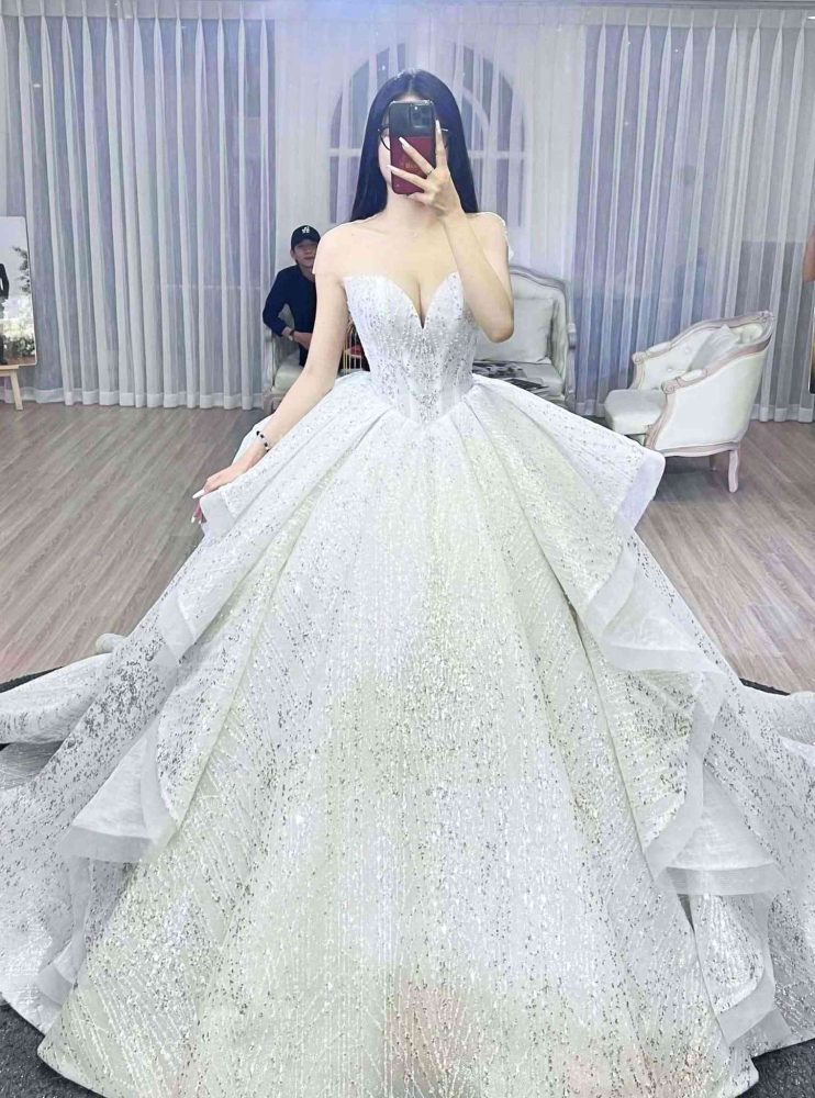 Nữ MC Mai Dora khoe ảnh váy cưới cách đây vài ngày.