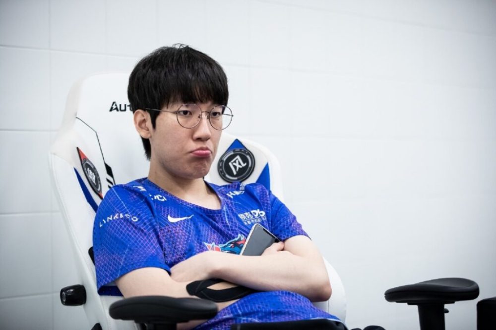 tarzan-1687773948-90-1 Nghi vấn sa sút phong độ do mải yêu đương, Tarzan bị chính fan LNG la ó, yêu cầu giải nghệ tarzan 1687773948 90 1