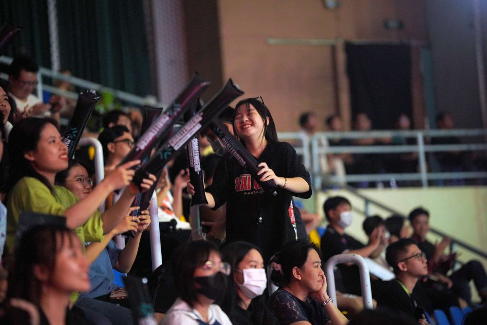 Khán giả cổ vũ cực kỳ nhiệt tình và tươi cười trên khán đài của nhà thi đấu.