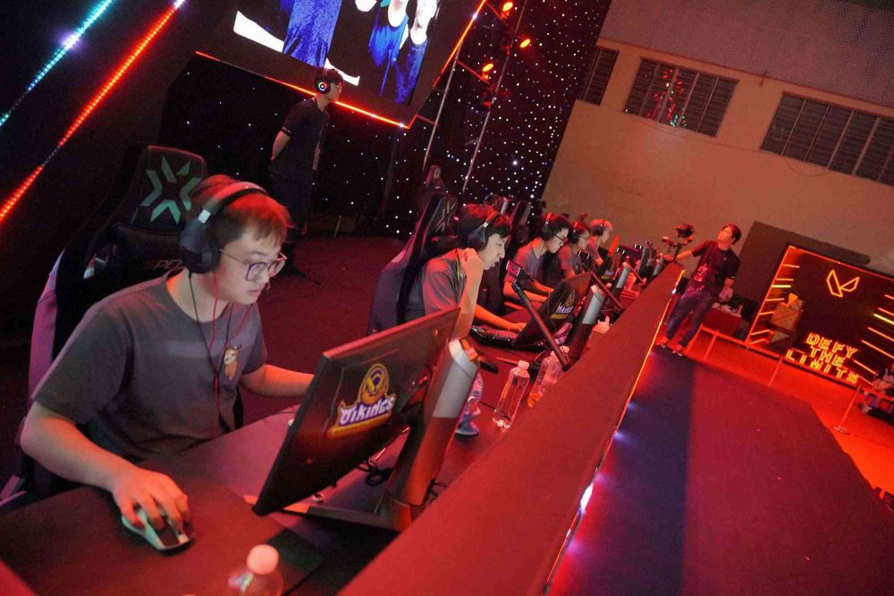 Một vài hình ảnh tại khu vực thi đấu của các tuyển thủ VALORANT - đơn giản hiện đại nhưng không kém phần tinh tế.