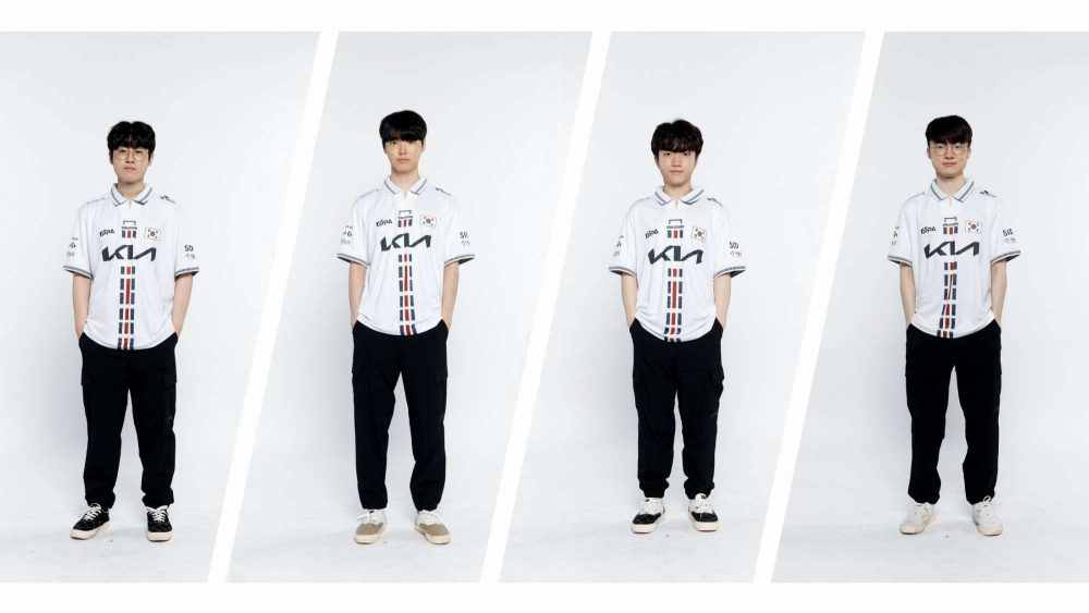 4 tuyển thủ của ĐTQG LMHT Hàn Quốc trong ngày thử đồng phục thi đấu Asian Games 2022.