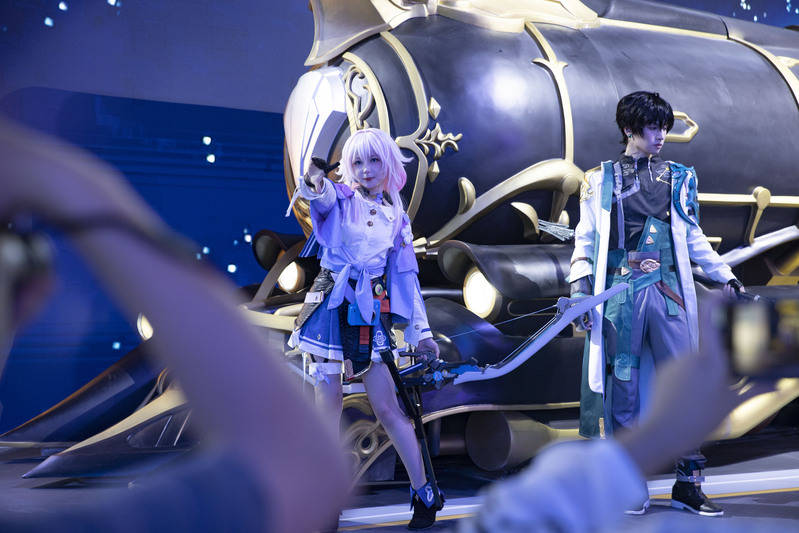 ChinaJoy 2023: Dàn chân dài và diễn viên cosplay làm nóng sự kiện showgir chinajoy 2023 1 1690788455 66