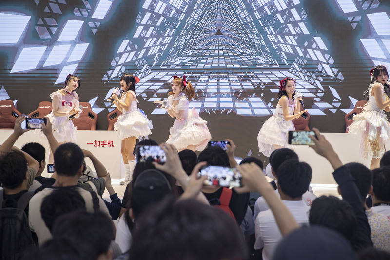 ChinaJoy 2023: Dàn chân dài và diễn viên cosplay làm nóng sự kiện showgirl chinajoy 2023 5 1690788532 39