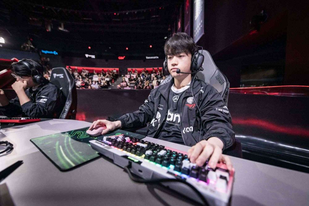 t1-keria-1688534991-81-1 LMHT: Fan nghi ngờ Keria sẽ thi đấu ở đường giữa trong thời gian Faker bị chấn thương tay t1 keria 1688534991 81 1