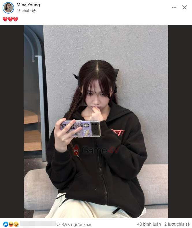 Streamer Mina Young mặc áo T1 và để lại biểu tượng "trái tim tan nát" trên Facebook.