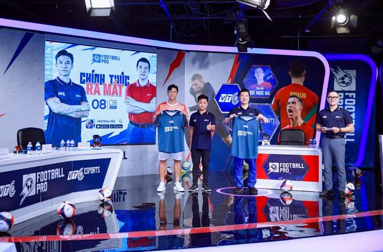 Đại diện Football Pro VTC "trao áo" cho cầu thủ Quế Ngọc Hải và bình luận viên Quang Huy.