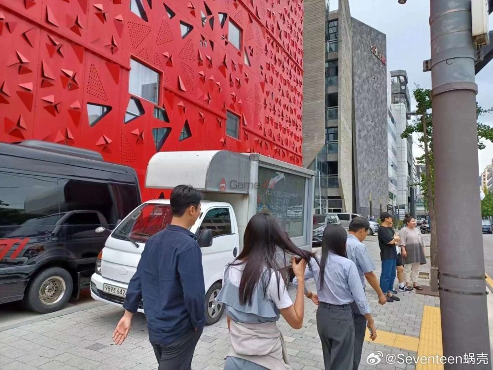 Xe tải được đỗ ngay tại trụ sở của T1.