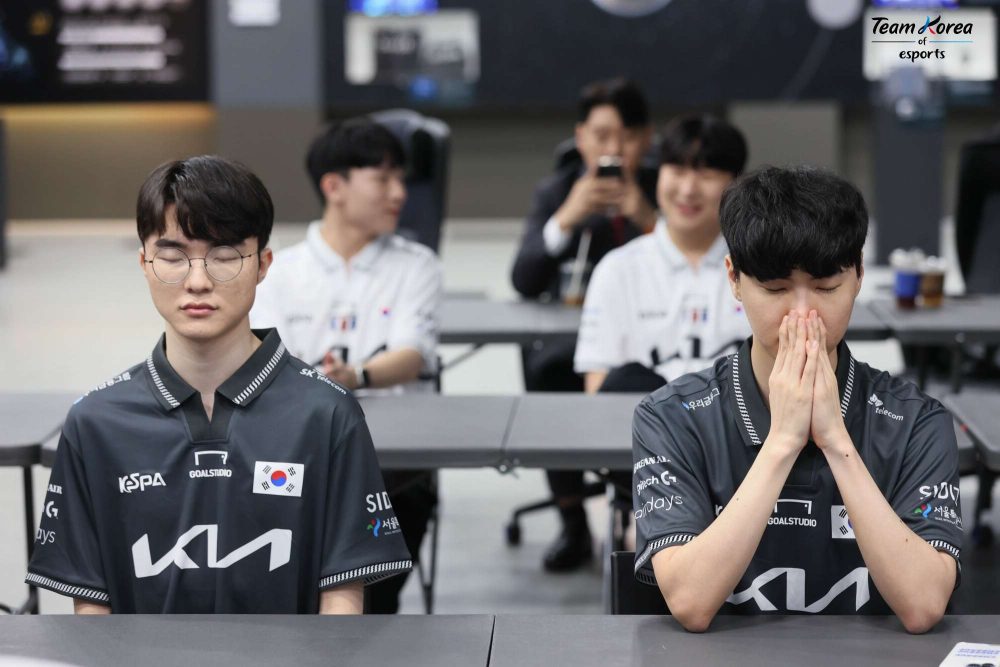 Faker và người em Chovy có khoảnh khắc thú vị trong buổi lễ ra mắt đội tuyển Esports của Hàn Quốc.