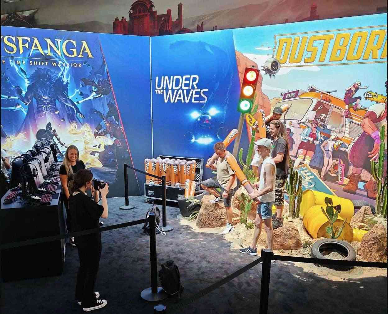 Khách tham quan tại gian hàng NetEase. Ảnh: GameLook.