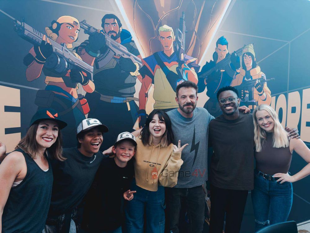 Ben Affleck chụp ảnh cùng một số diễn viên lồng tiếng của VALORANT.