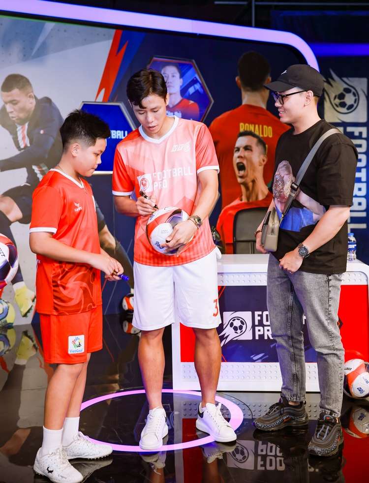 Cầu thủ Quế Ngọc Hải giao lưu cùng người hâm mộ.