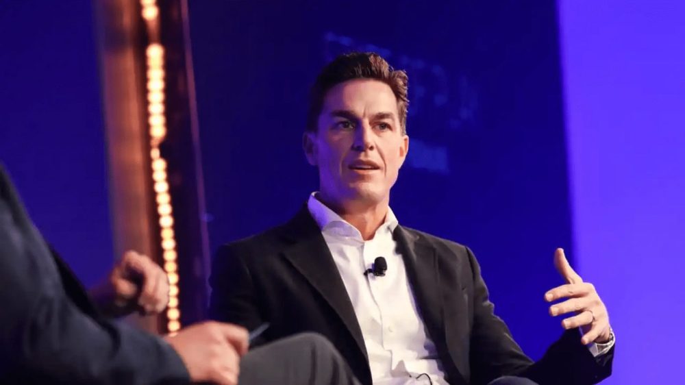 CEO EA Andrew Wilson chia sẻ trong một buổi họp báo. Ảnh: Bapt.