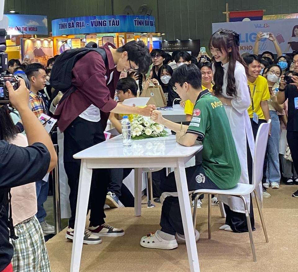 Một số hình ảnh trong buổi ký tặng fan.