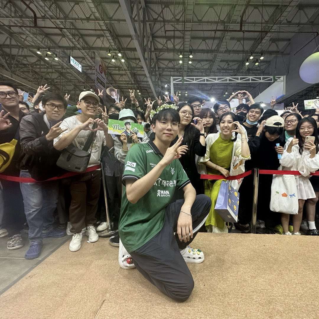 Người hâm mộ của Morgan vô cùng nhiệt tình, anh chàng cũng khá sôi nổi trong việc chụp ảnh cùng fan.