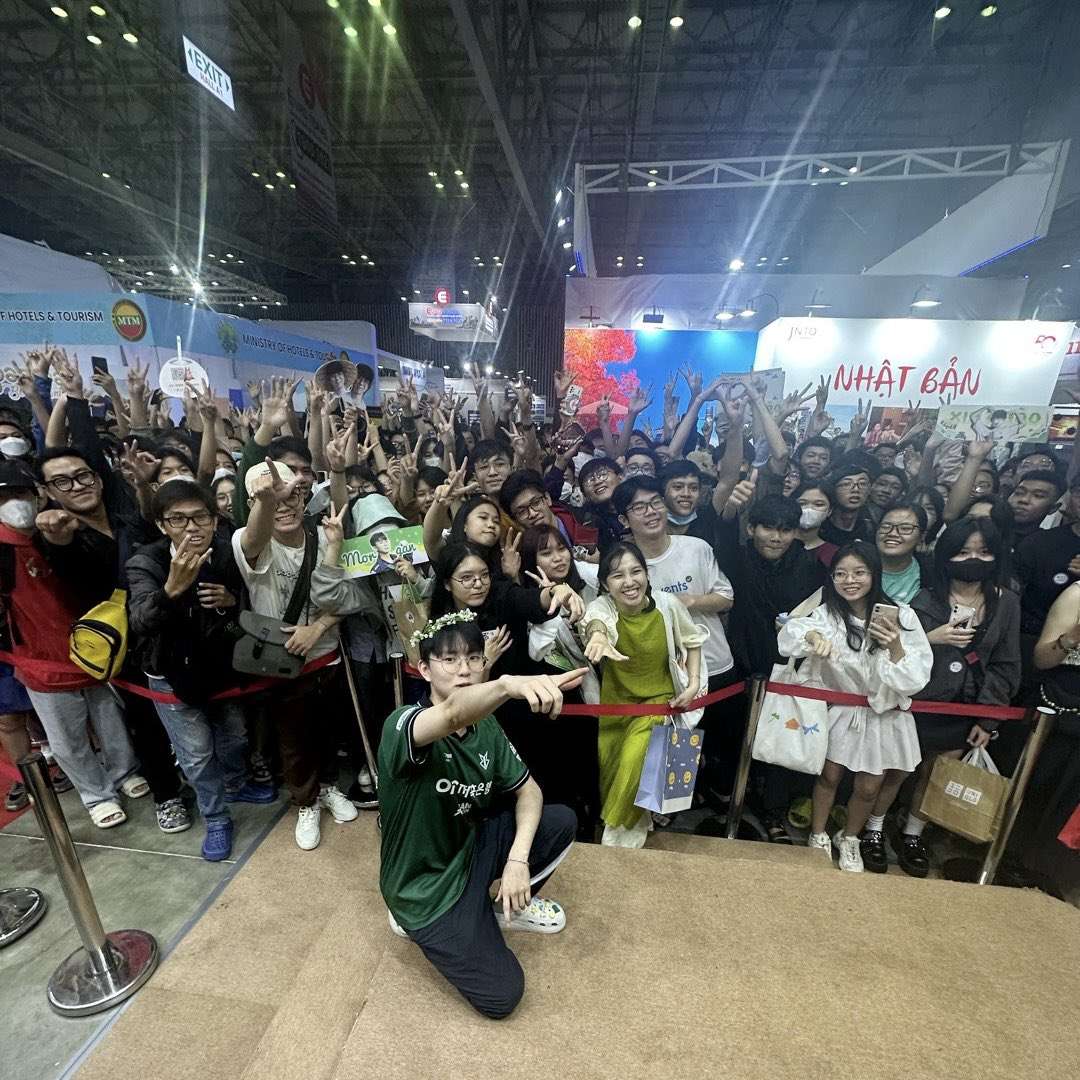 Tuyển thủ khoác áo BRO khá thích thú khi thấy người hâm mộ Việt Nam yêu mến mình như vậy.