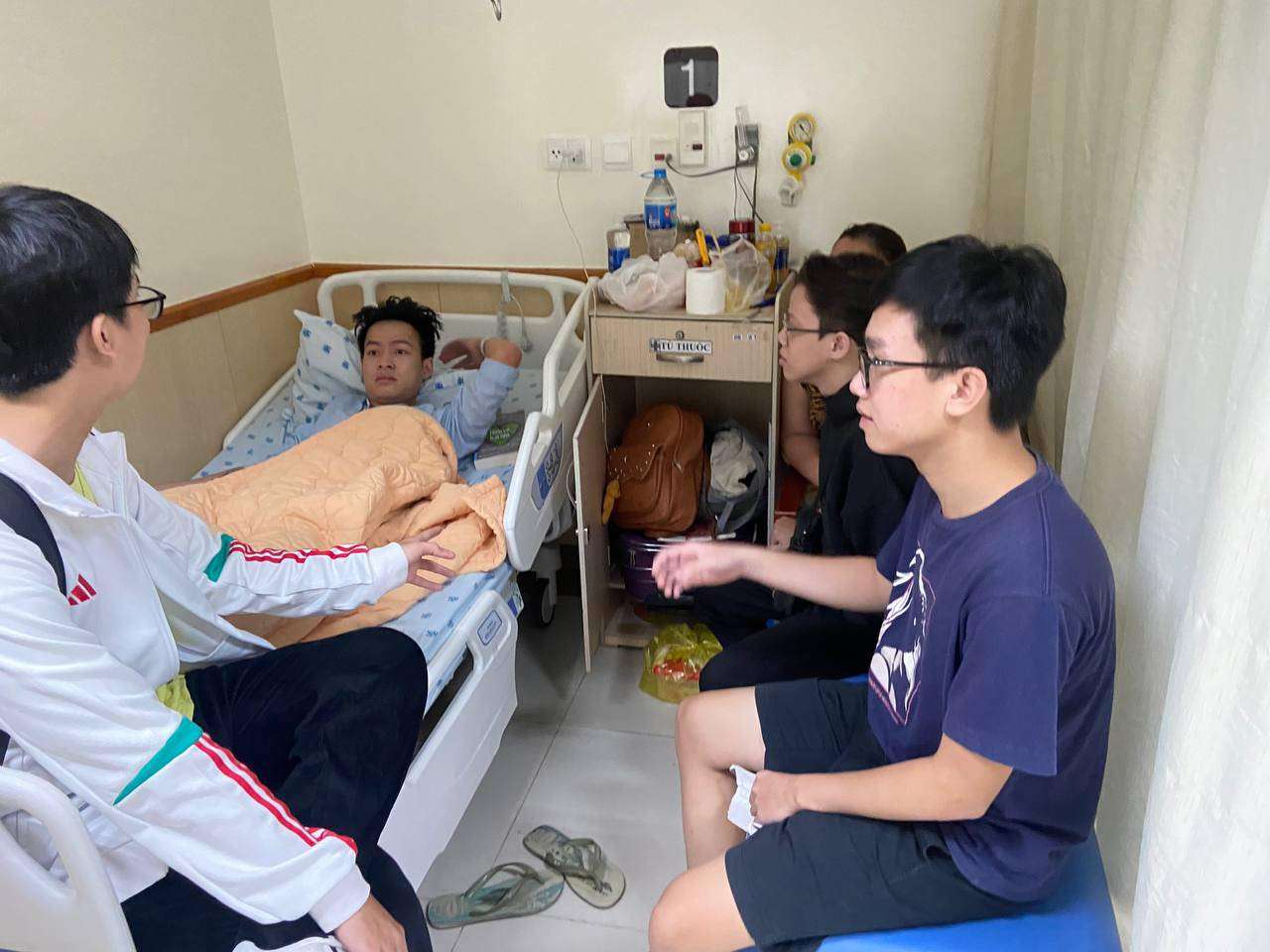 Hình ảnh Bie nghỉ ngơi ở bệnh viện được Team Whales chia sẻ.