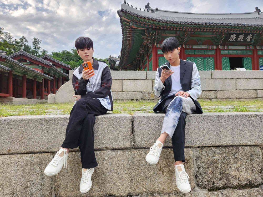 Deft sử dụng ốp điện thoại Pochita.