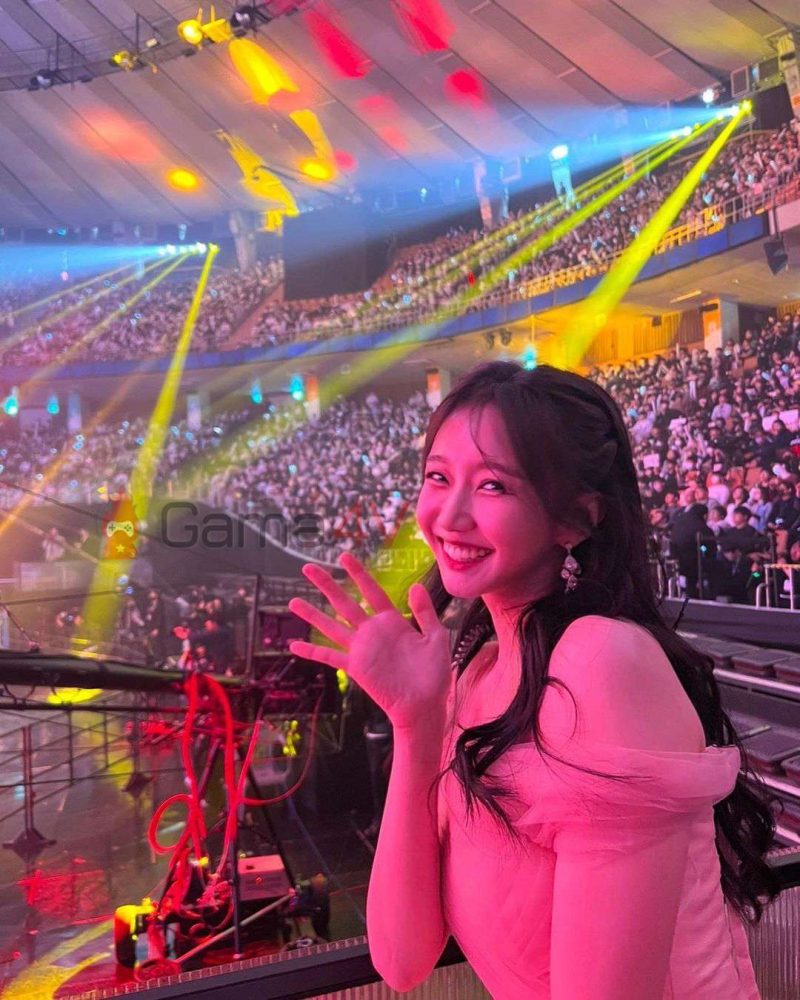 Nữ MC ở trận chung kết LCK Mùa Hè 2023.