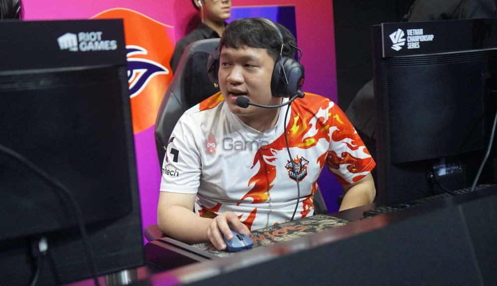 Quản lý CES cho biết EGO đã nợ khoảng 50 triệu vì cờ bạc ở thời điểm đội tuyển này "mời Ngài ra khỏi team".