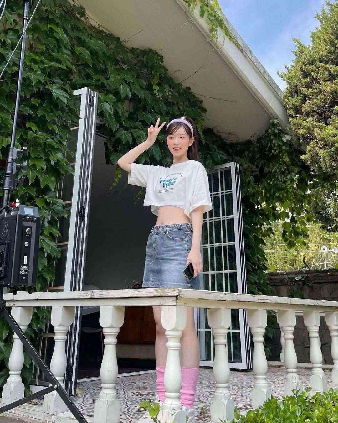 Hiện tại kênh Instagram của cô đang thu hút khoảng 240.000 người theo dõi.