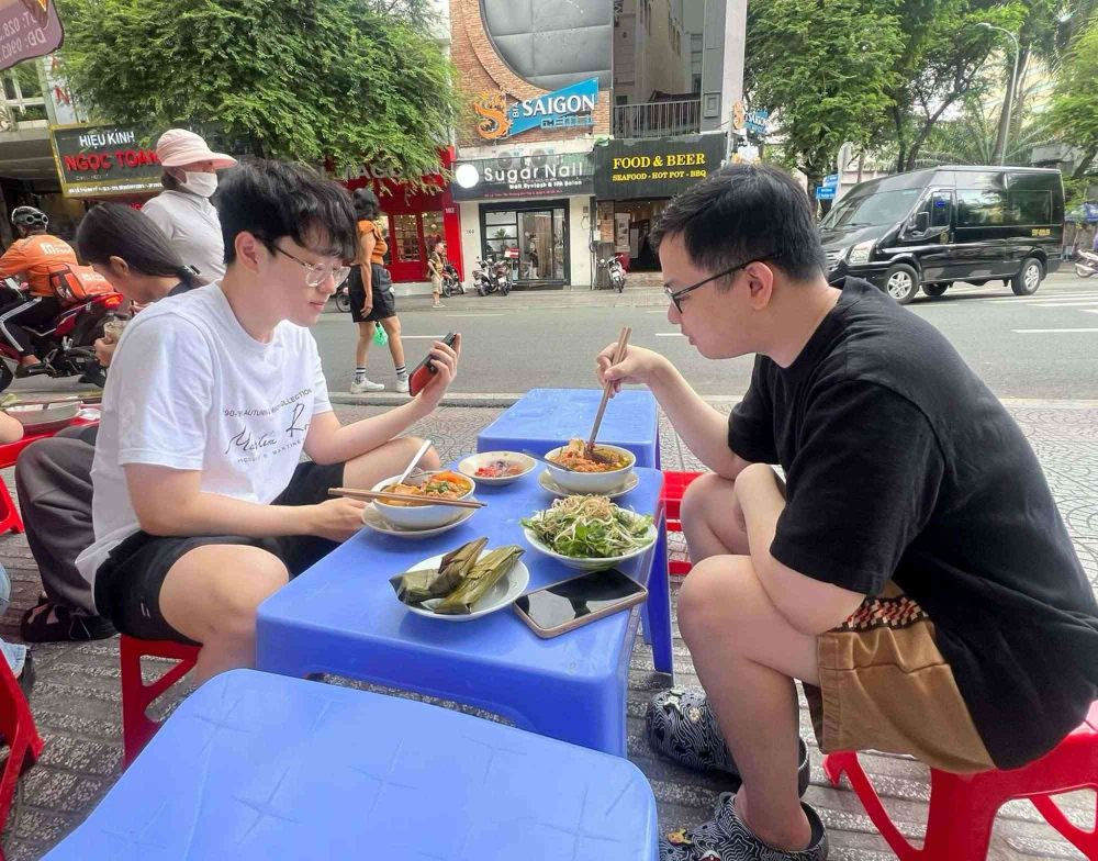 Scout đã đi chơi cùng SofM trong chuyến du lịch tại Việt Nam.