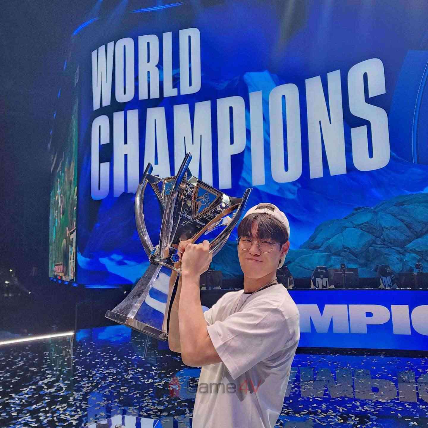 Người đi rừng của T1 đăng tải hình ảnh anh nâng cúp.