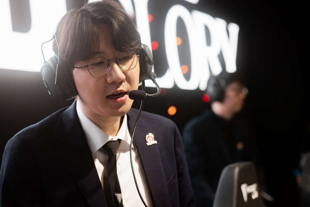 HLV Daeny dành khá nhiều lời khen cho T1 trong buổi họp báo vào chiều ngày 15/11.