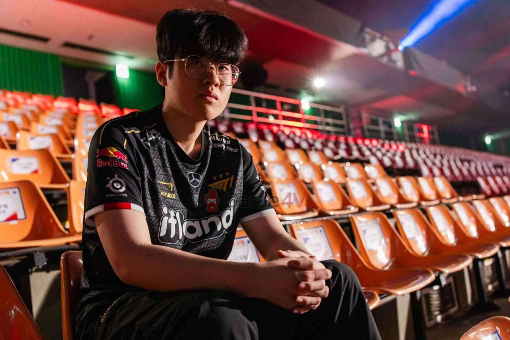 Zeus và đồng đội đã có quãng thời gian rất áp lực khi thi đấu mà vắng bóng Faker.