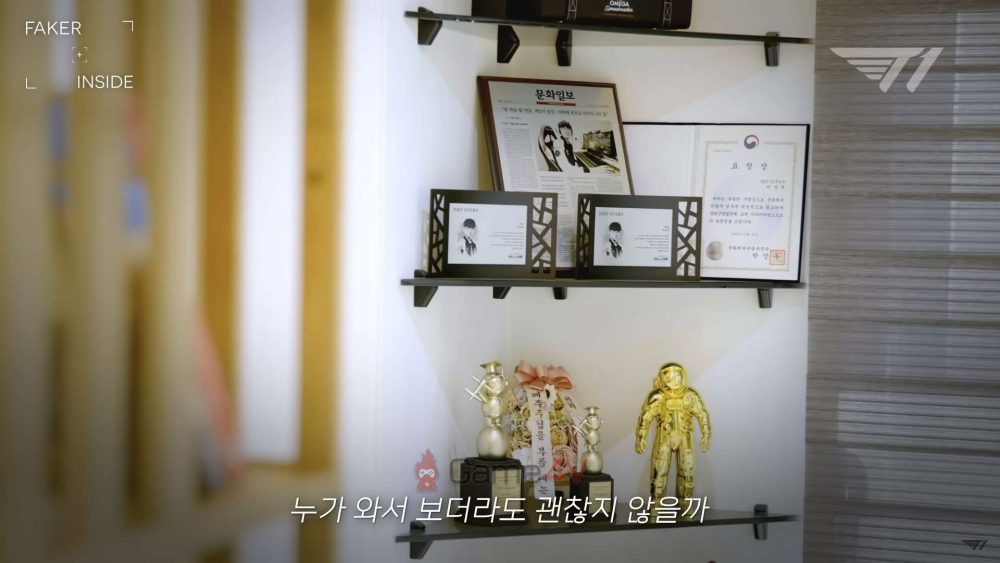 Phòng đựng đồ của Faker rất rộng và có rất nhiều những đồ vật kỷ niệm.