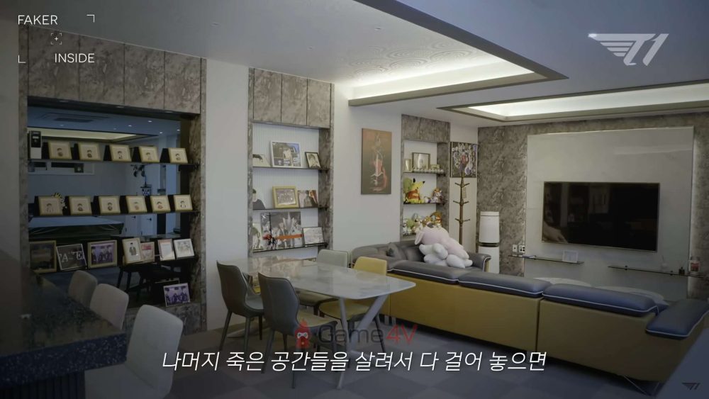 Khu vực rộng rãi vừa có thể đựng đồ vừa có thể xem tivi hoặc đọc sách.