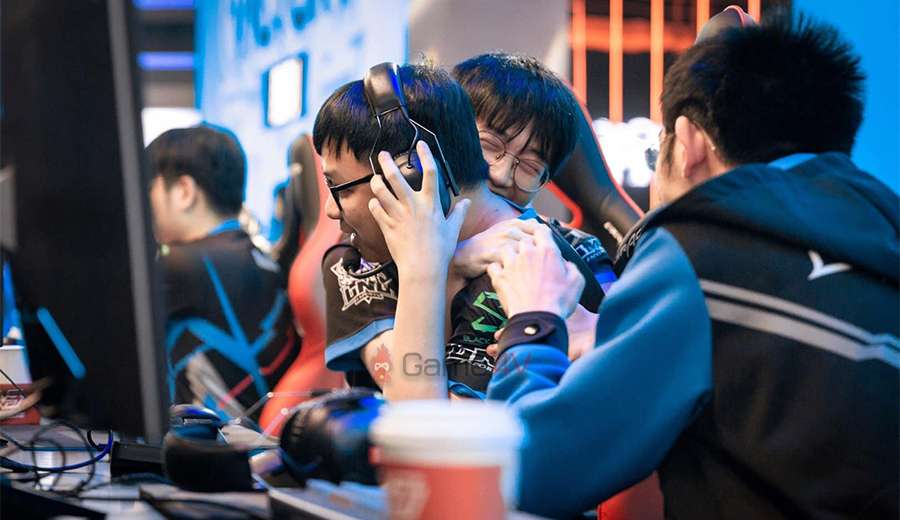 Fenfen là đồng đội cũ cũng như bạn thân của SofM.