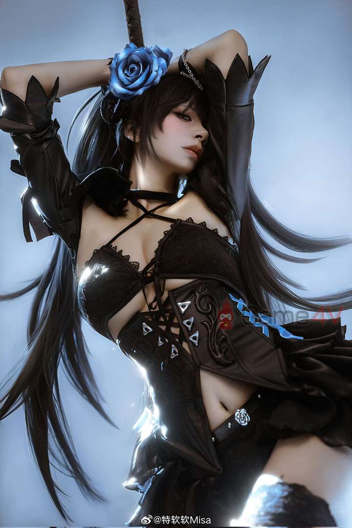 Cô nàng không hề e ngại hóa thân thành những nhân vật với tạo hình có phong cách khác nhau.