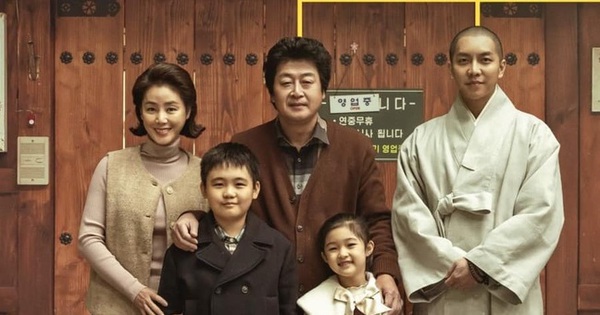 Phim Hàn mới chiếu đã nhận mưa lời khen, hay ngỡ ngàng xứng đáng nổi tiếng hơn: Nam chính lột xác khiến ai cũng "choáng" 1 17353980815851275202951 1735410106260 17354101068051829406764 0 0 340 650 crop 17354102282511864618828jpg