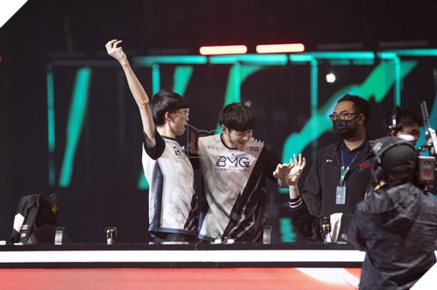 AIC 2024: Hang Ngan Nguoi Ham Mo Bung No Truoc Man Huy Diet Cua BanMei Gaming 7 AIC 2024: Hàng Ngàn Người Hâm Mộ Bùng Nổ Trước Màn Hủy Diệt Của BanMei Gaming 7