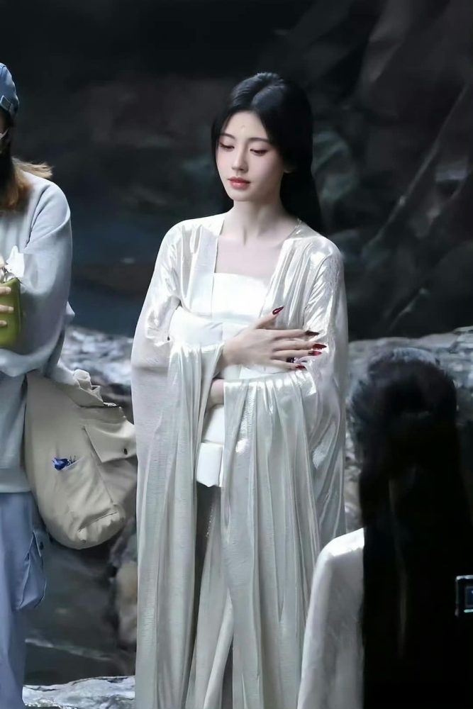 Nàng hồ ly đẹp khuynh đảo màn ảnh Hoa ngữ, đang được khen khắp MXH: Visual thăng hạng rực rỡ, thần thái cực slay- Ảnh 2. Nàng hồ ly đẹp khuynh đảo màn ảnh Hoa ngữ, đang được khen khắp MXH: Visual thăng hạng rực rỡ, thần thái cực slay- Ảnh 2.