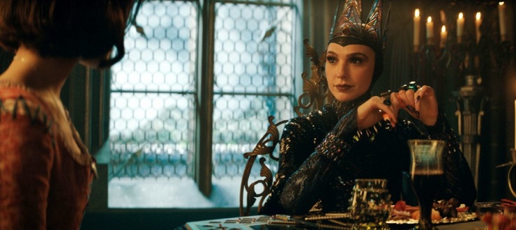 Tuy nhiên khi trailer chính thức được tung ra, câu chuyện ngoại hình của nữ chính khi vào vai Bạch Tuyết gây tranh cãi, phần đông cho rằng quá chênh lệch với vai hoàng hậu độc ác do Gal Gadot thủ vai. 