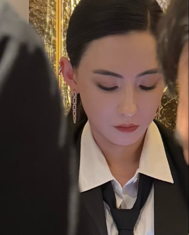 1734998826-edit-truong-ba-chi-62374-width645height803 Nhan sắc Trương Bá Chi qua bức ảnh được chụp trộm gây sốt mạng xã hội.