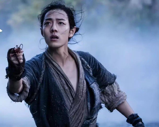 1735092189-anh-hung-xa-dieu9-7722-4988-width645height516 Trước đó, anh đóng chính trong phim Tru Tiên bị chê dở, thậm chí nhận giải Cây Chổi Vàng dành cho Nam diễn viên gây thất vọng nhất năm.