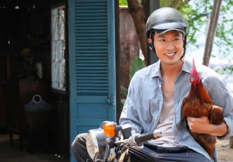 Trong phim, NSƯT Hoài Linh và Tuấn Trần đóng vai cha con, với màn tung hứng ăn ý, mang lại tiếng cười và nước mắt cho khán giả. Phim thành công vượt kỳ vọng, dẫn đầu phòng vé nhiều tuần dù đối mặt với sức ép từ phim