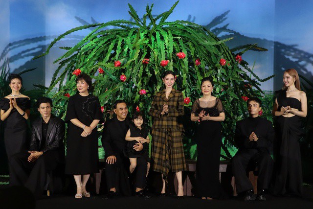 1735216975-z6892a31e24267db1e9bd6acfc36c0d188-1882-width640height427 Dàn diễn viên nữ của phim